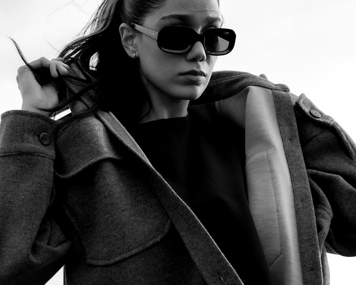 Woman in sunglasses and long coat - Apparelo new season