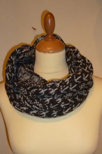 Annie Glue Black/White Runic Design Snood