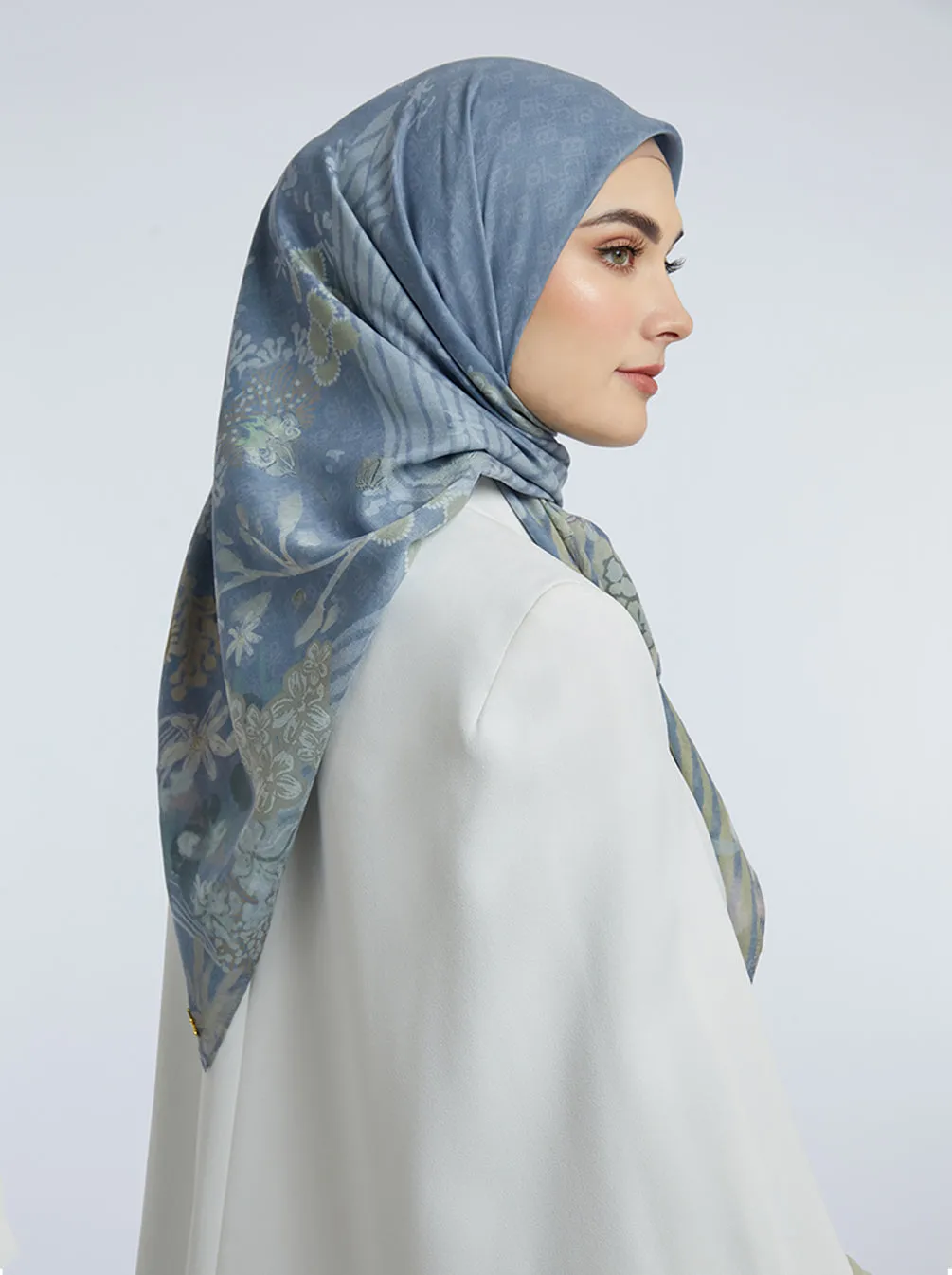 KIMMONIA SIGNATURE SCARF POWDER BLUE